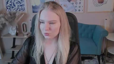 Snapshot of aprilserenity chatting on October 6, 10:25 pm April. All year round. online show from October 6, 10:25 pm