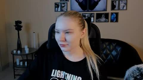 Snapshot of aprilserenity chatting on October 9, 1:43 am April. All year round. online show from October 9, 1:43 am