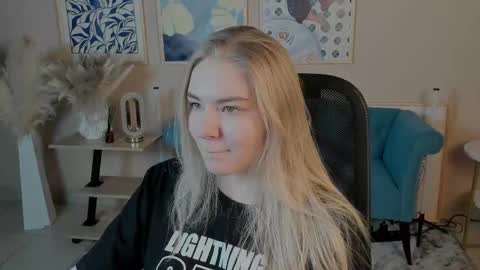 Snapshot of aprilserenity chatting on October 29, 3:11 am April. All year round. online show from October 29, 3:11 am