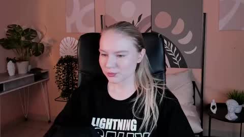 Snapshot of aprilserenity chatting on October 7, 11:53 pm April. All year round. online show from October 7, 11:53 pm