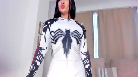 Snapshot of ari_es chatting on October 31, 4:33 pm Ari online show from October 31, 4:33 pm