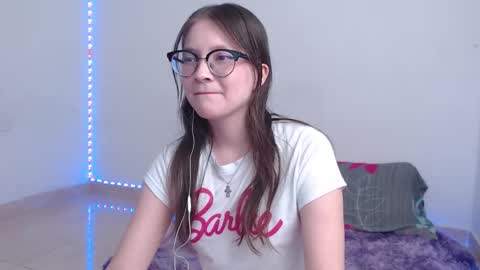 Snapshot of ari_james chatting on October 21, 2:37 am Ahri James online show from October 21, 2:37 am