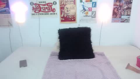 Snapshot of ari_rossee_ chatting on February 9, 8:56 pm    online show from February 9, 8:56 pm