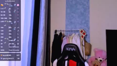 Snapshot of ariamill chatting on October 4, 5:35 am Ari online show from October 4, 5:35 am