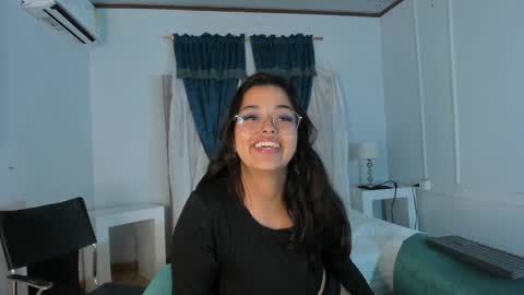 Snapshot of ariana_pierce chatting on December 28, 3:26 am Ariana online show from December 28, 3:26 am