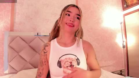 Snapshot of ariana_villada chatting on October 15, 3:42 am Ari online show from October 15, 3:42 am