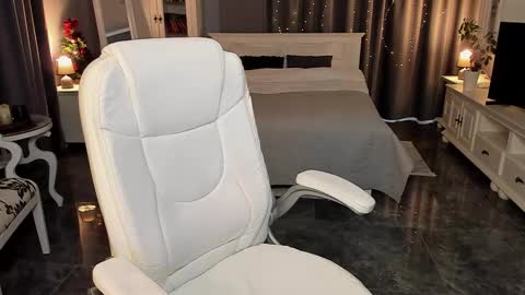 Ana online show from December 15, 1:16 pm