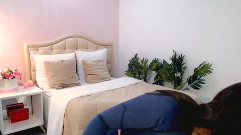 Snapshot of arigraynor chatting on October 19, 9:11 am Ari online show from October 19, 9:11 am