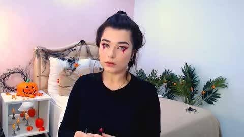 Snapshot of arigraynor chatting on October 31, 7:34 am Ari online show from October 31, 7:34 am