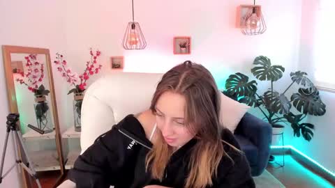Snapshot of arii_1010_ chatting on December 17, 7:48 pm Ari online show from December 17, 7:48 pm