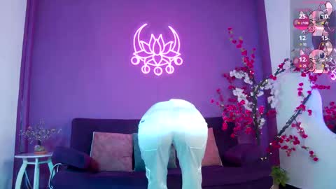 Snapshot of arii_moon chatting on October 13, 7:49 pm Ari online show from October 13, 7:49 pm