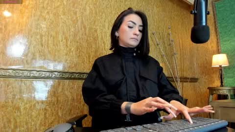 Snapshot of arrkabella chatting on December 13, 1:22 pm    online show from December 13, 1:22 pm