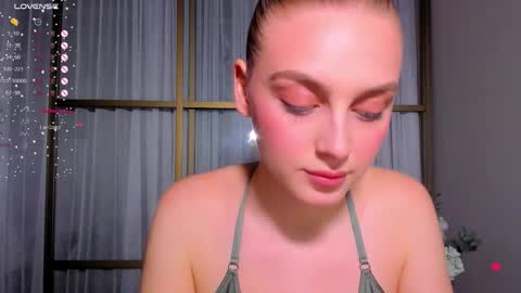 your pretty Ashley online show from December 5, 5:14 pm