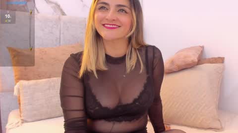 Snapshot of ashley_ruiz_ chatting on December 14, 9:24 pm Camila online show from December 14, 9:24 pm