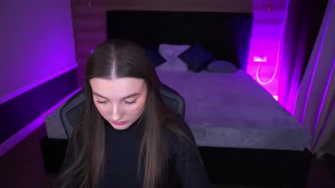 ashleybaee online show from December 4, 2:30 pm