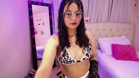 Snapshot of ashleyevanz chatting on February 18, 3:21 am Ashlei Evanz online show from February 18, 3:21 am