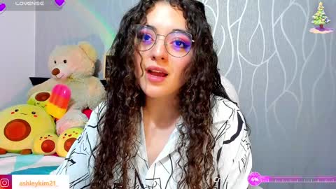 Snapshot of ashleykiim_ chatting on December 16, 9:20 pm .. Ashley .. online show from December 16, 9:20 pm