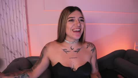 Snapshot of ashleyvalirya chatting on February 15, 2:22 pm Ashley Lauren online show from February 15, 2:22 pm
