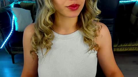 Snapshot of astraluxe_ chatting on January 7, 6:05 am Asta online show from January 7, 6:05 am