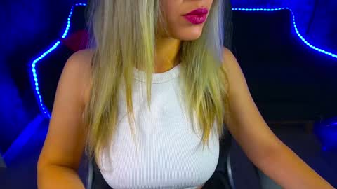 Snapshot of astraluxe_ chatting on December 9, 1:24 pm Asta online show from December 9, 1:24 pm