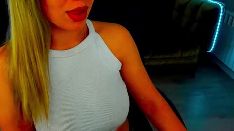 Snapshot of astraluxe_ chatting on January 14, 1:28 pm Asta online show from January 14, 1:28 pm