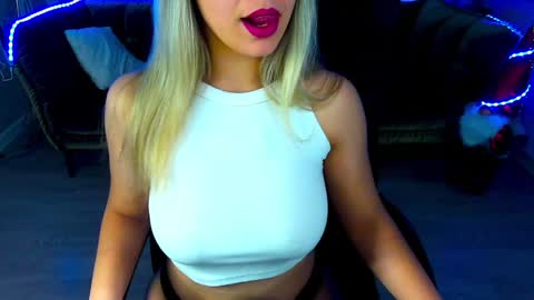 Snapshot of astraluxe_ chatting on December 21, 7:03 am Asta online show from December 21, 7:03 am