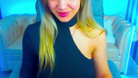 Snapshot of astraluxe_ chatting on February 1, 6:43 am Asta online show from February 1, 6:43 am