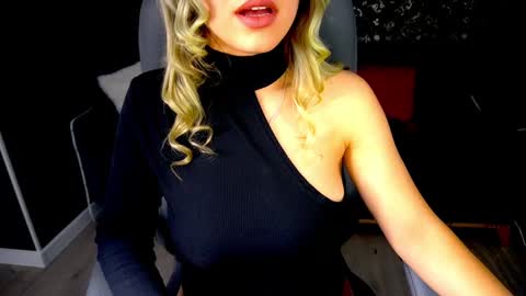 Snapshot of astraluxe_ chatting on December 15, 2:37 pm Asta online show from December 15, 2:37 pm