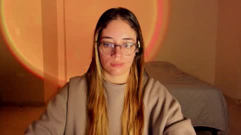 Snapshot of atenas__05 chatting on October 28, 10:10 am atenas online show from October 28, 10:10 am