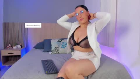 Snapshot of atenea_clerk chatting on September 24, 11:31 am Atenea online show from September 24, 11:31 am