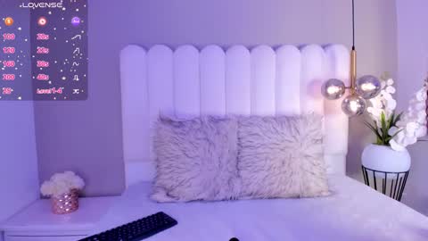 ATENEA ROBERTS Sofia online show from October 6, 7:40 pm