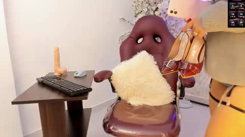 Aura sanders online show from February 14, 12:29 pm