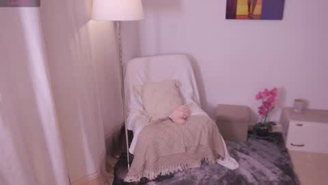 Snapshot of aura_sensual chatting on September 26, 10:51 pm . online show from September 26, 10:51 pm