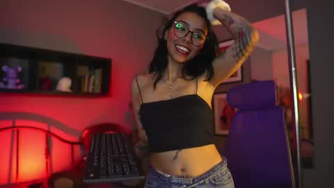  A U R A           online show from November 7, 4:51 am