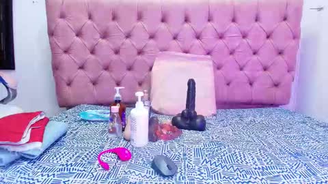 auroraa_miller online show from October 2, 11:59 am