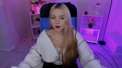 aurorawrenfield online show from September 23, 10:46 am