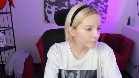 aurorawrenfield online show from November 25, 4:58 am