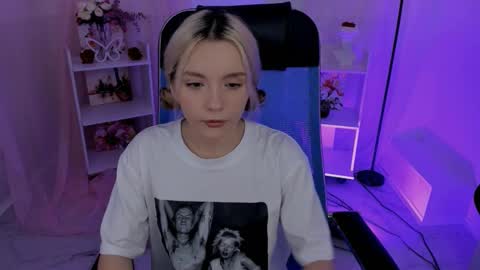 aurorawrenfield online show from September 30, 5:13 am