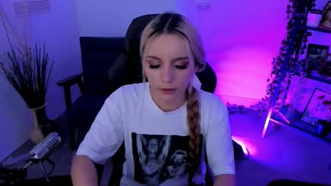 aurorawrenfield online show from October 9, 10:19 am