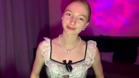 Snapshot of autumnroginson chatting on September 9, 6:30 pm Annie online show from September 9, 6:30 pm