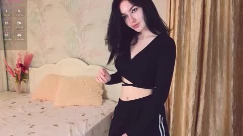 aveloria online show from October 8, 6:45 pm