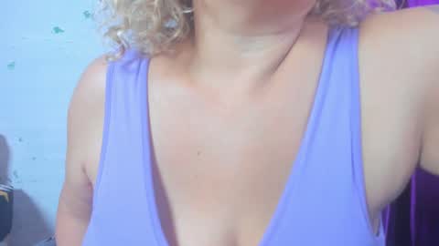 Snapshot of avril_jonson chatting on October 4, 1:00 am avril_jonson online show from October 4, 1:00 am