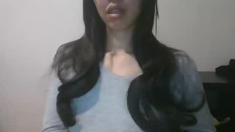 Snapshot of axuepetitt chatting on December 2, 11:38 pm axue online show from December 2, 11:38 pm