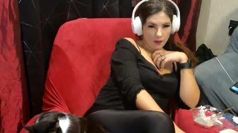 Snapshot of aymarsensual chatting on October 19, 7:27 pm Dominatrix Queen online show from October 19, 7:27 pm