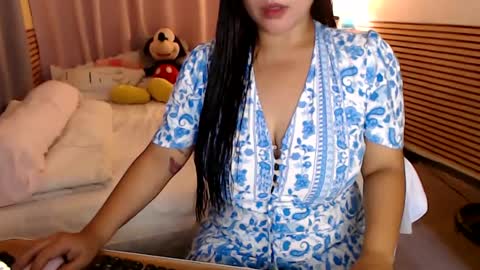 Snapshot of azianalina chatting on December 7, 2:20 am Lina online show from December 7, 2:20 am