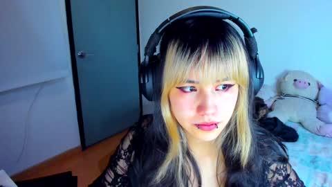 Snapshot of azu_moure chatting on January 14, 8:52 am Azu Moure online show from January 14, 8:52 am