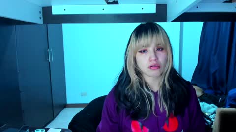 Snapshot of azu_moure chatting on January 10, 6:31 am Azu Moure online show from January 10, 6:31 am