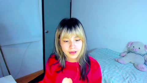Snapshot of azu_moure chatting on January 23, 5:45 am Azu Moure online show from January 23, 5:45 am