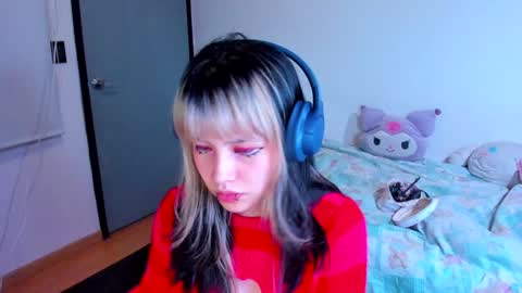Snapshot of azu_moure chatting on December 16, 6:53 am Azu Moure online show from December 16, 6:53 am