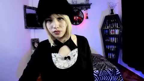 Azu Moure online show from October 8, 1:48 pm